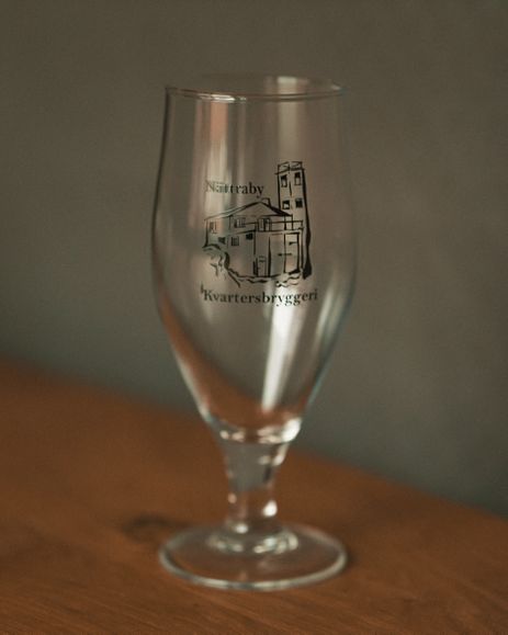 Ölglas med tryckt logga