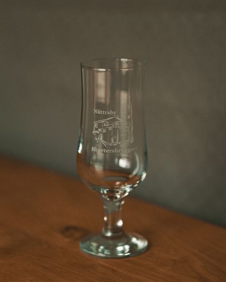 Ölglas med graverad logga